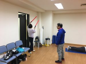 スポンジの剣を使った運動