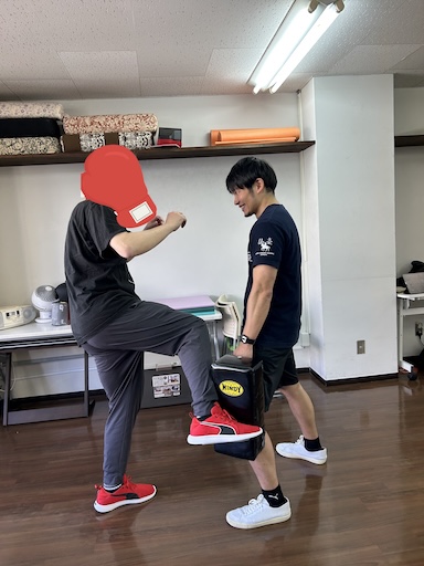 今日はキックミット！